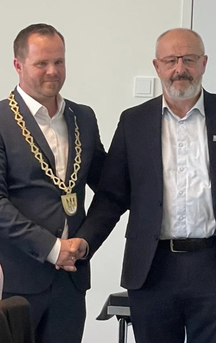 Du betrachtest gerade Bürgermeister Thomas Rothmayer verabschiedet Bürgermeister a. D. Peter Kloo